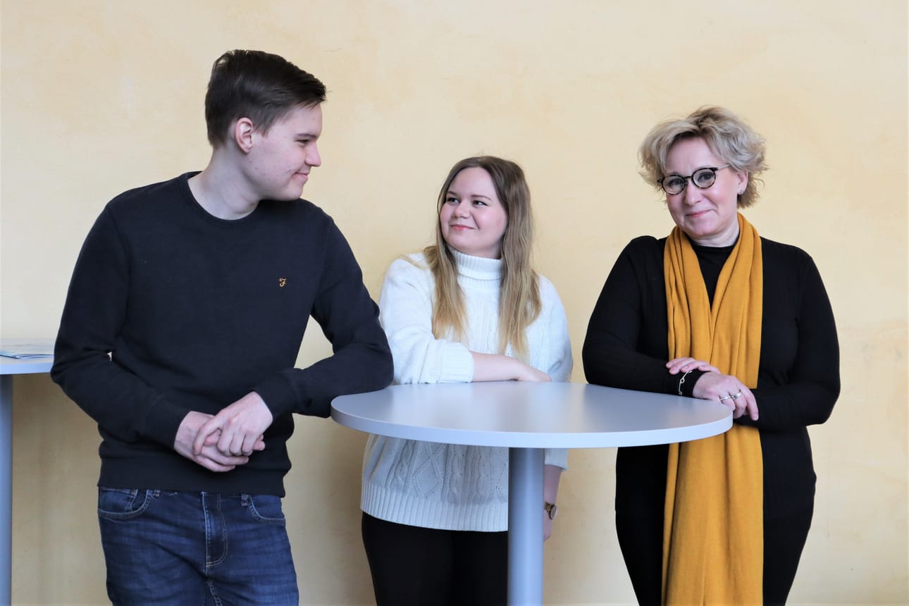 Jonas Salmi ja Eveliina Karjalainen ovat viihtyneet opinnoissaan. Mia Porko-Huddin mukaan on tärkeää, että myös eri aloille suuntautuneet opiskelijat näkevät toisiaan.