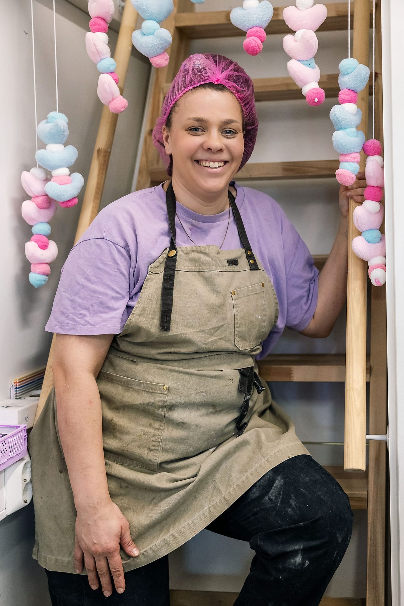 Inka Mella kertoo olevansa kiitollinen mahdollisuudesta tehdä itselleen antoisaa työtä. Mukana on myös ansaittu ripaus ylpeyttä, sillä kaikki nykyinen toiminta on Mellan omaa aikaansaannosta. – Töihin on oikeasti kivaa tulla joka ikinen päivä, hän hymyilee.