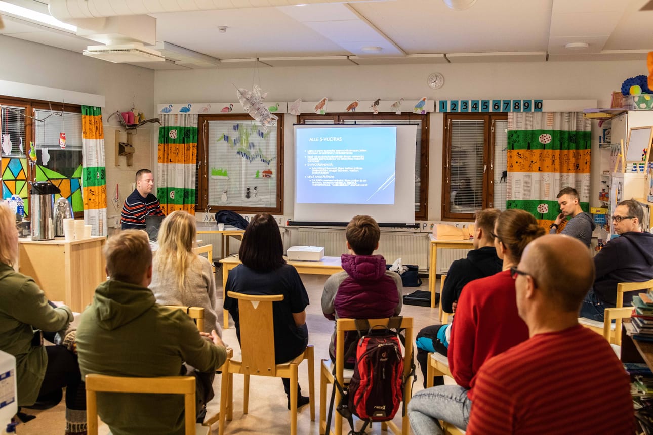 Hoiva Villan yrittäjä Jani Määtän luotsaama kurssi tähtäsi lapsen kokonaisvaltaisen hyvinvoinnin ja turvallisuuden edistämiseen nimenomaan hätäensiavun näkökulmasta.