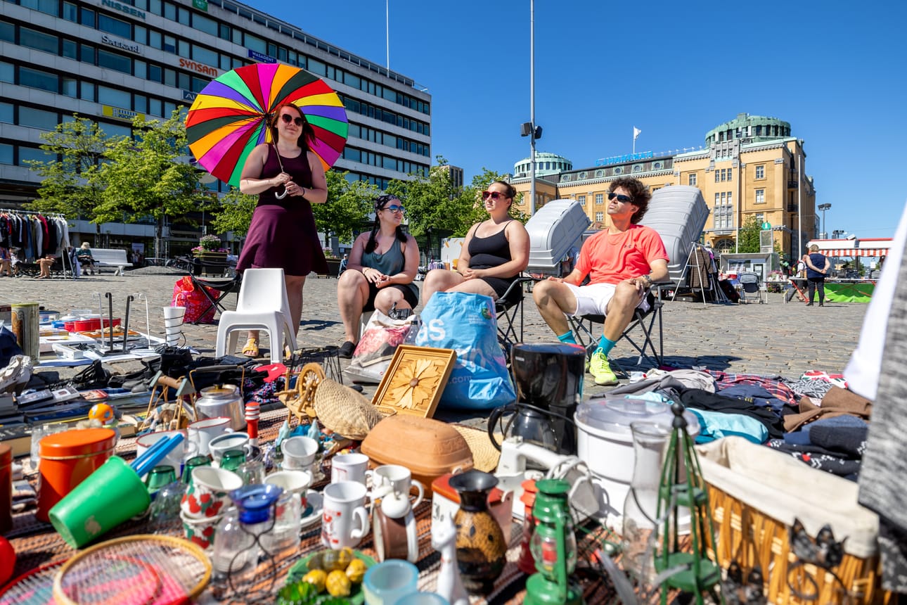 Julia Herronen, Iina Pohjola, Hertta Herronen ja Miika Haapa-aho ovat pystyttäneet Vaasan torille yhteisen myyntipisteen. Kauppa on käynyt seurueen mukaan hyvin.