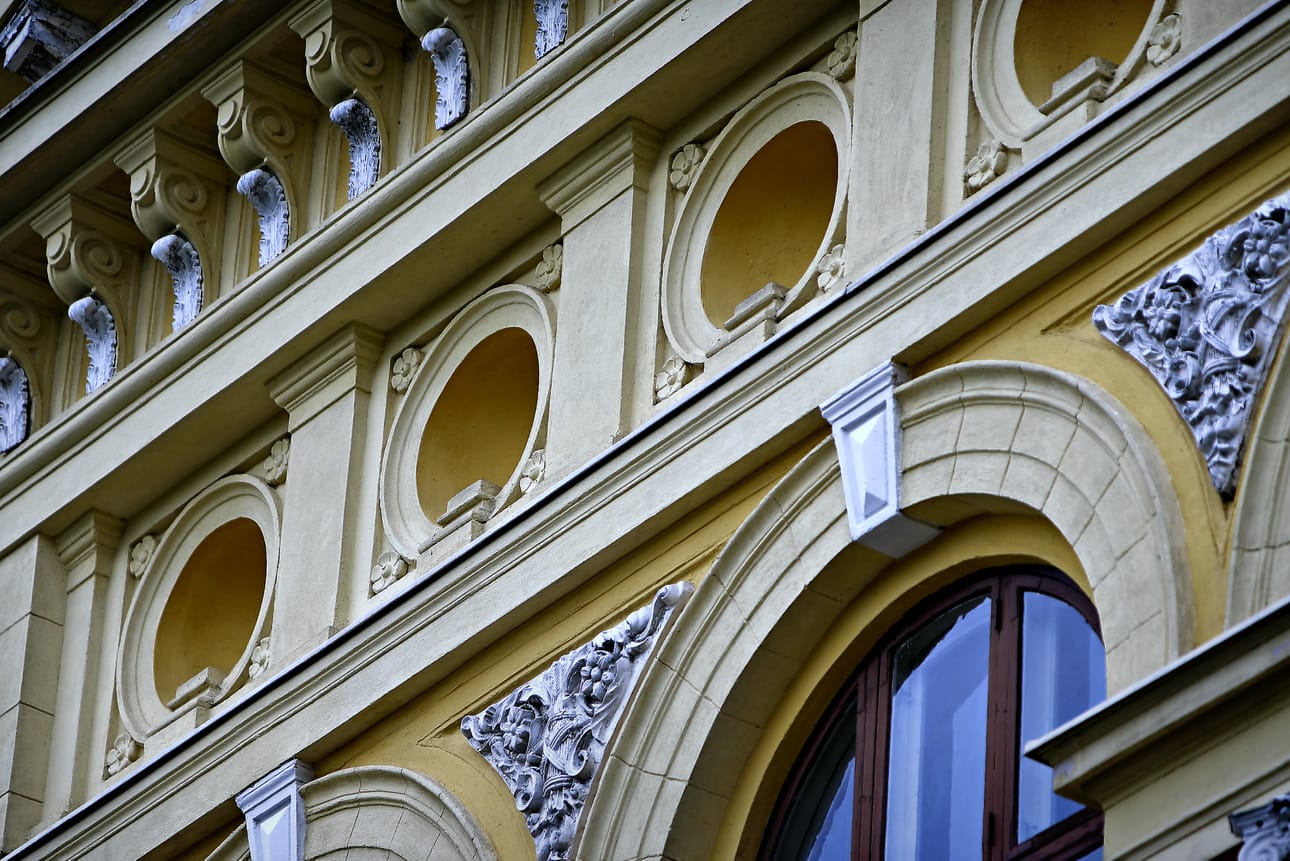Vaasan kaupungintalon pääoven yläpuolella, lähellä kattoa on viisi ympyrää, joihin piti sijoittaa korkokuvat vaasalaisista merkkimiehistä. Arkistokuva.