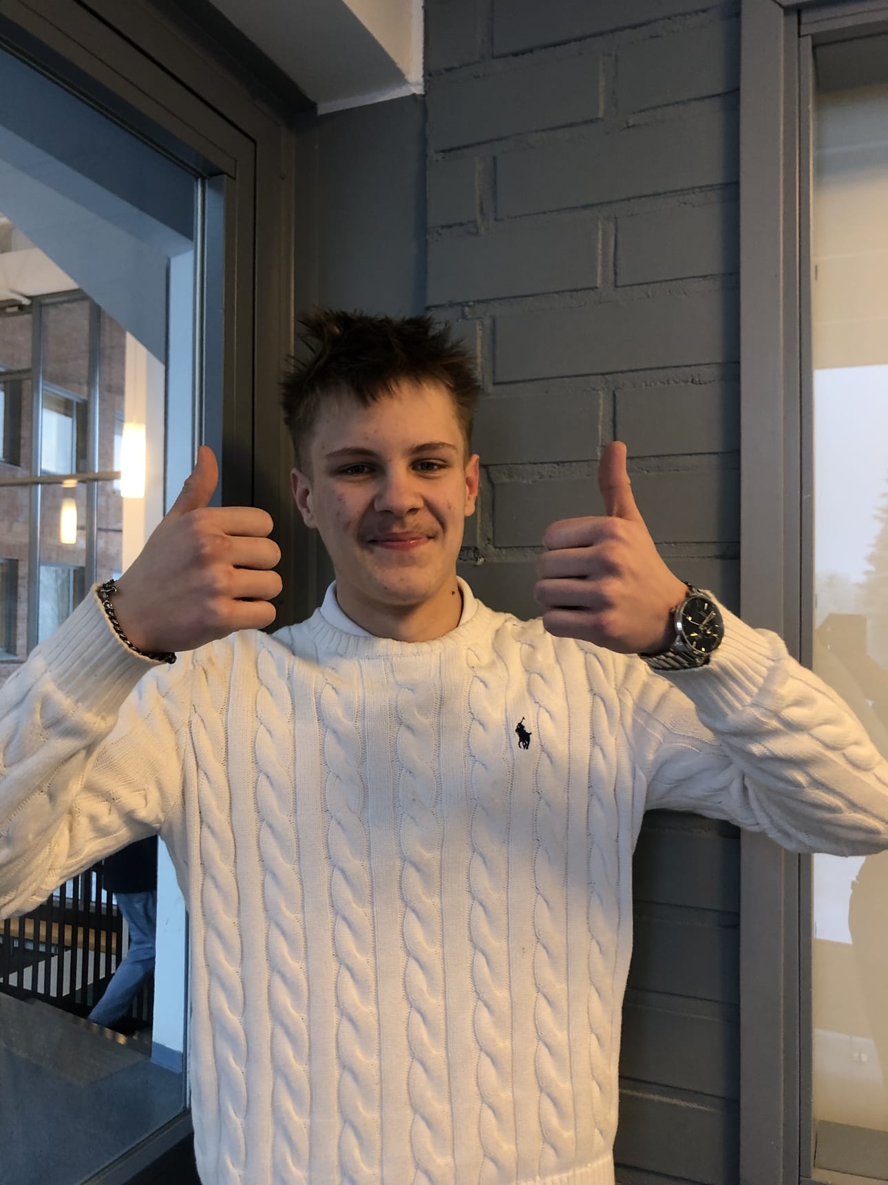 Hiski Komu oppii parhaiten kuuntelemalla tunneilla. Kokeisiin hän valmistautuu lukemalla kappaleet ja etsimällä lisätietoa netistä. Komun mukaan oppitunneilla näkyy eniten muistiinpanojen tekeminen, kirjoittaminen sekä lukeminen. Hänen mielestään tunneilla pitäisi lukea, katsoa videoita ja tehdä ryhmätöitä.