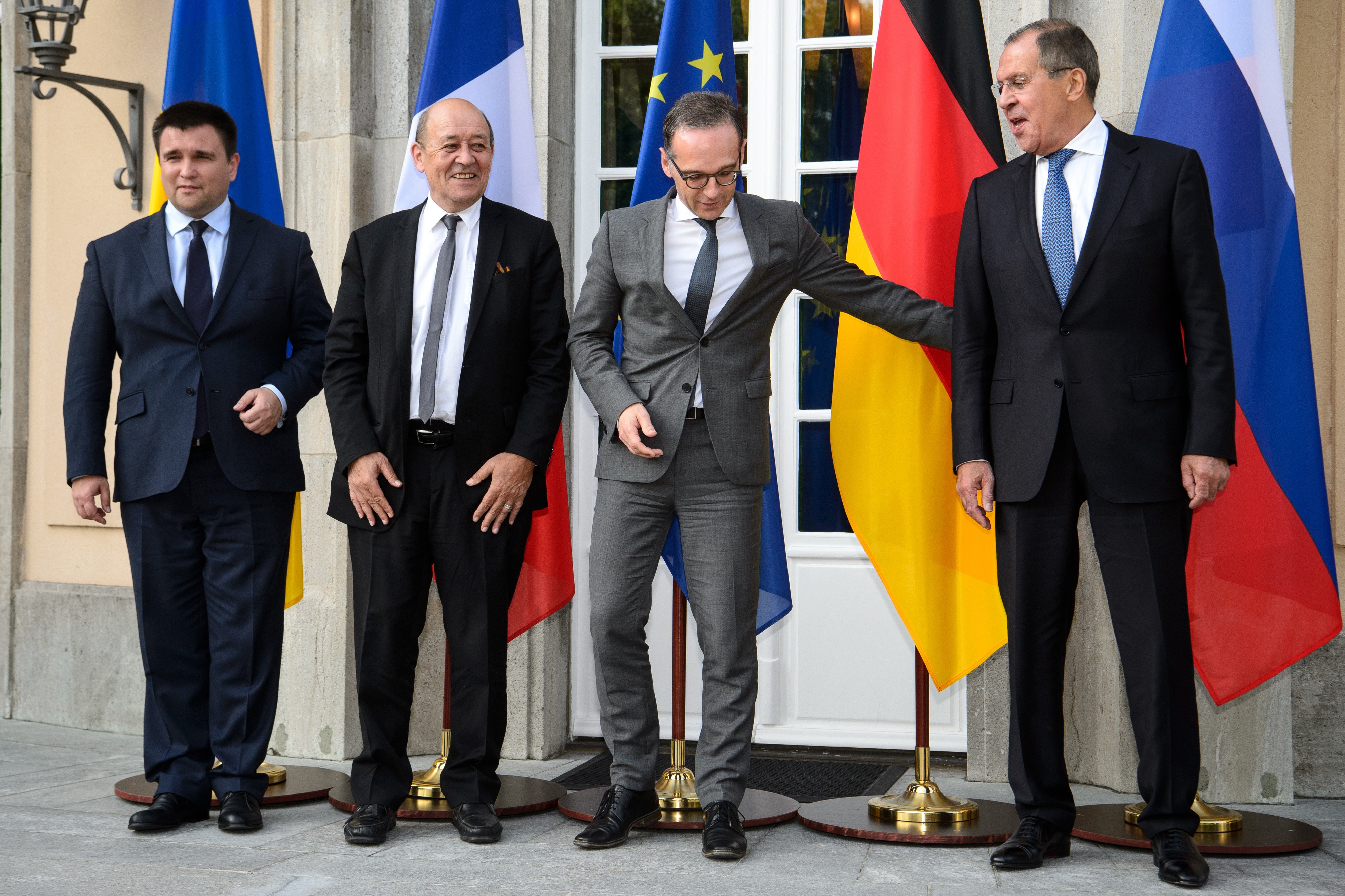 Ukrainan ulkoministeri Pavlo Klimkin (vas.) ja Venäjän ulkoministeri Sergei Lavrov (oik.) asettuivat yhteiskuvassa kauas toisistaan. Ranskan Eurooppa- ja ulkoministeri Jean-Yves Le Drian ja Saksan ulkoministeri Heiko Maas tekivät parhaansa.