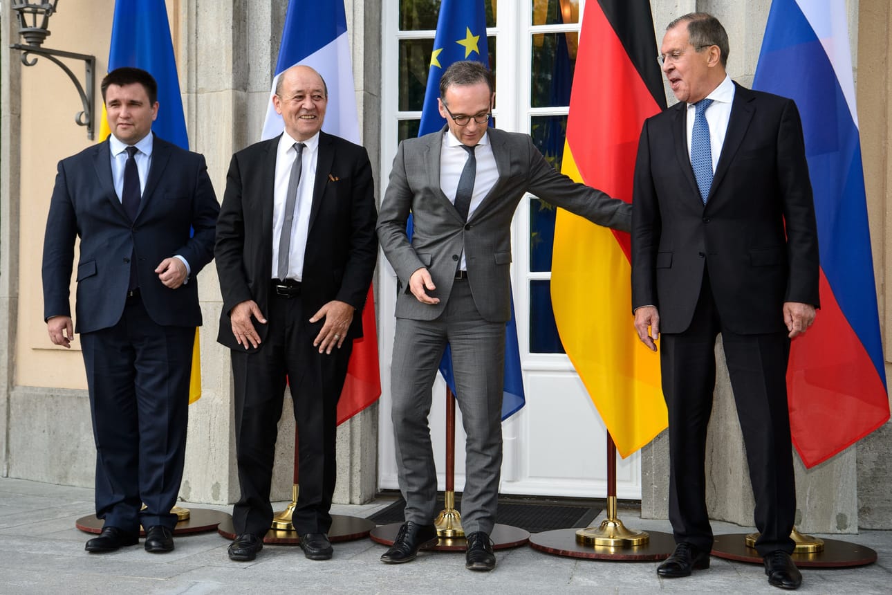 Ukrainan ulkoministeri Pavlo Klimkin (vas.) ja Venäjän ulkoministeri Sergei Lavrov (oik.) asettuivat yhteiskuvassa kauas toisistaan. Ranskan Eurooppa- ja ulkoministeri Jean-Yves Le Drian ja Saksan ulkoministeri Heiko Maas tekivät parhaansa.