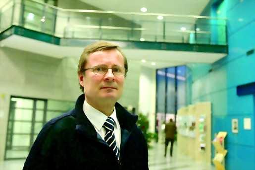 Ei kiitos . Oulun yliopiston rehtori Lauri Lajunen pitää liikelaitosideaa ajatuksena, joka putkahtaa esiin muutaman vuoden välein.
