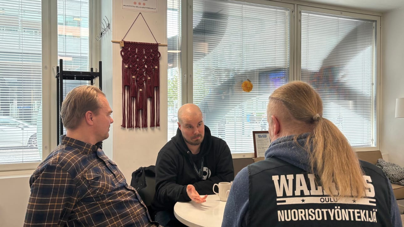 Kalevan työntekijät Aleksi Pohjola ja Juhopekka Pietilä pääsivät keskustelemaan media-alalla työskentelemisestä Walkers -toimintavastaavan sekä nuorten kanssa.