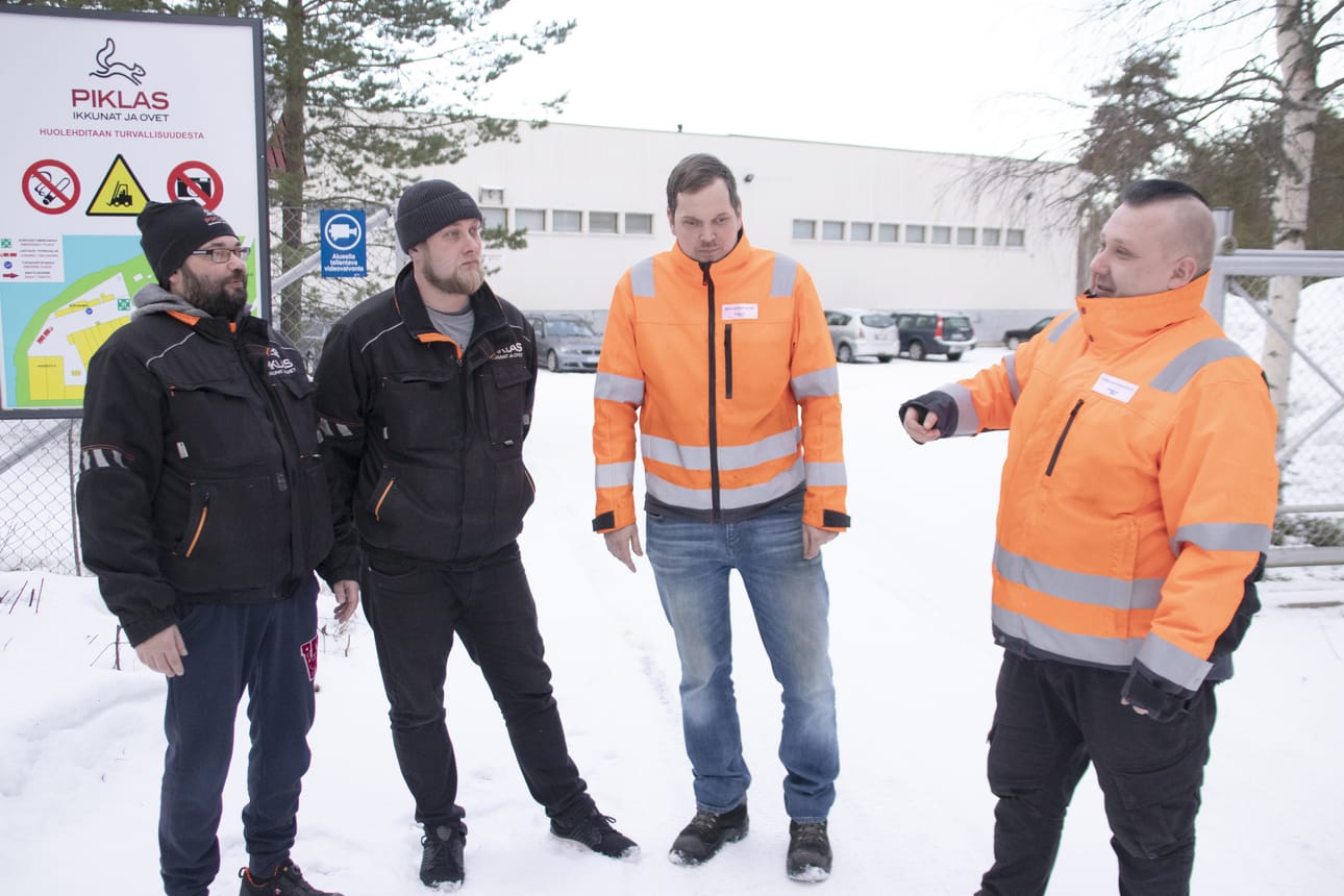 Piklaksen Niko Riihimäki ja Jouni Leiviskä sekä Jukkatalojen Antti Knuutinen ja Jarno Matikainen keskustelivat perjantaina Piklaksen portilla, kuinka työntekijät ovat ottaneet lakkouutisen vastaan.