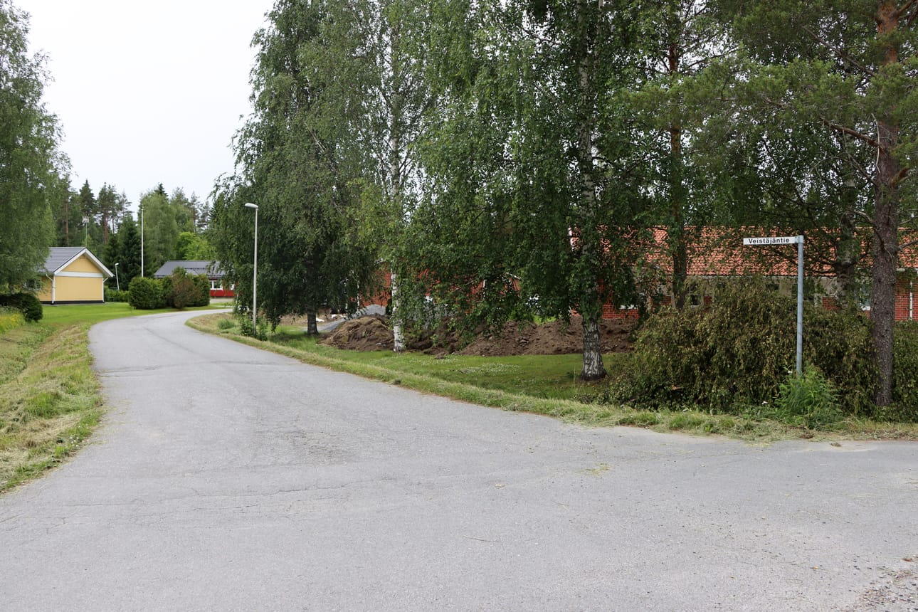 Veistäjäntie on yksi Reinin alueen saneerauskohde. Tien asvaltti tullaan kuorimaan pois, eikä uutta ole odotettavissa ainakaan tänä kesänä.