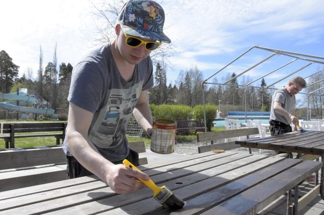 Rakennusalan opiskelijat Ville Salo ja Jarmo Uusihanni kunnostavat paikkoja uimalan avajaisia varten. KUVAT: TAPIO LEHTINEN