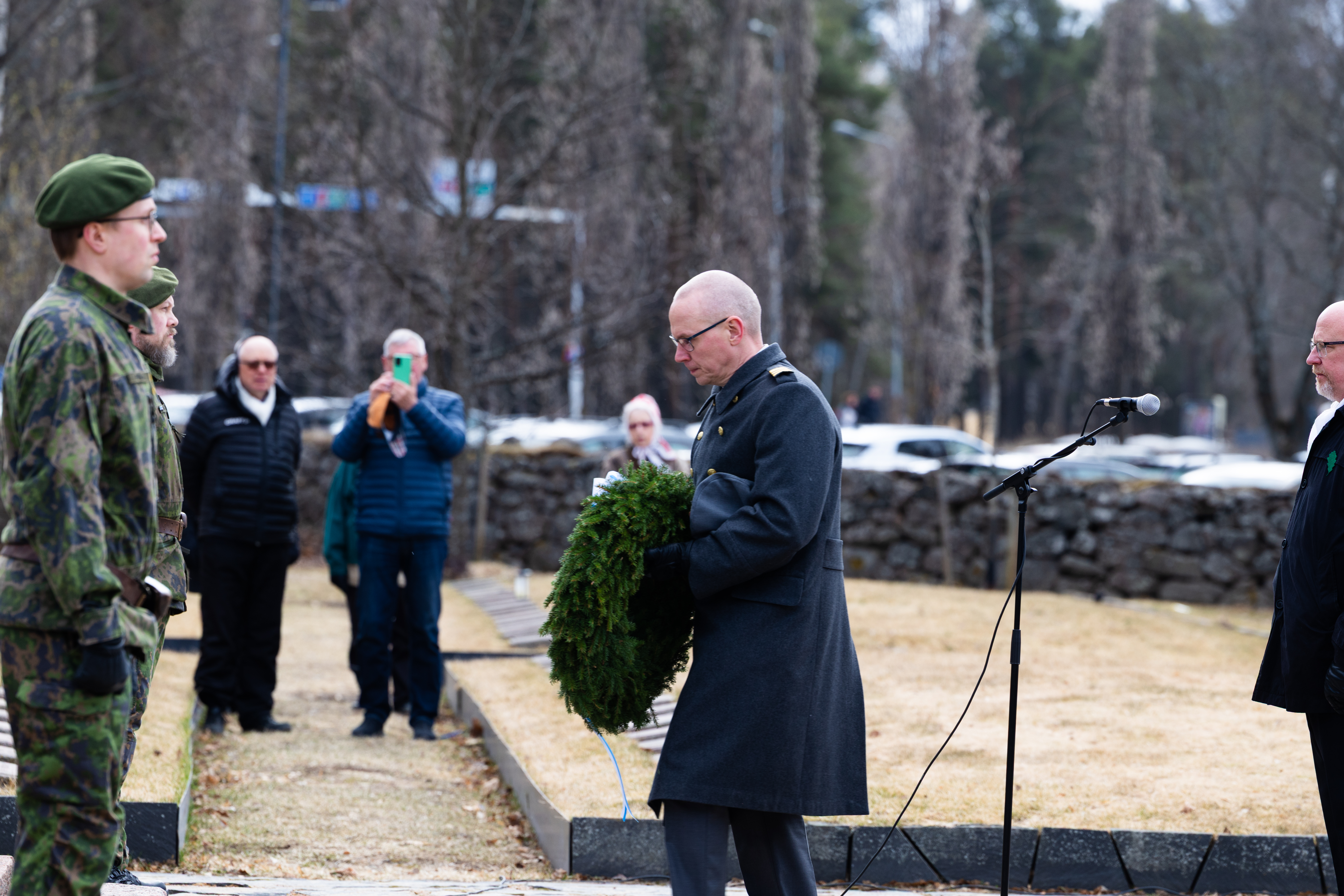 Veteraanipäivän seppeleet laskettiin Oulussa koleassa säässä