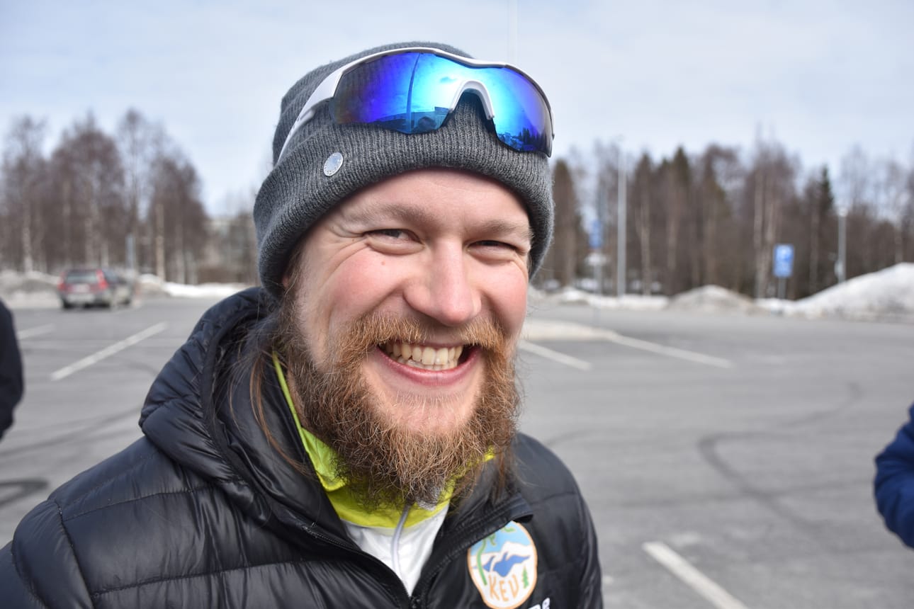 Santeri Aikiolla oli kahden kultamitalin päivähiihtosuunnistuksen aluemestaruuskisoissa Muhoksella. Kuvassa Kuusamon Erä-Veikkojen suunnistusjaoston puheenjohtajana nykyään toimiva Aikio suunnistuskauden avauksessa korttelirasteilla Kuusamon liikuntakeskuksen pysäköintialueella toukokuussa 2023.