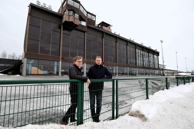 Etelä-Pohjanmaan Hevosjalostusliiton puheenjohtaja Esa Nuottivaara ja Seinäjoen Ravikeskuksen toiminnanjohtaja Jyri Saranpää pyrkivät saamaan raviradalle lisää toimintaa. Seinäjoella ravataan vuodessa 32 ravit, joten isoa kiinteistömassaa olisi järkevä hyödyntää nykyistä enemmän myös vuoden muina päivinä. KUVA: JOUKO HÄNNINEN