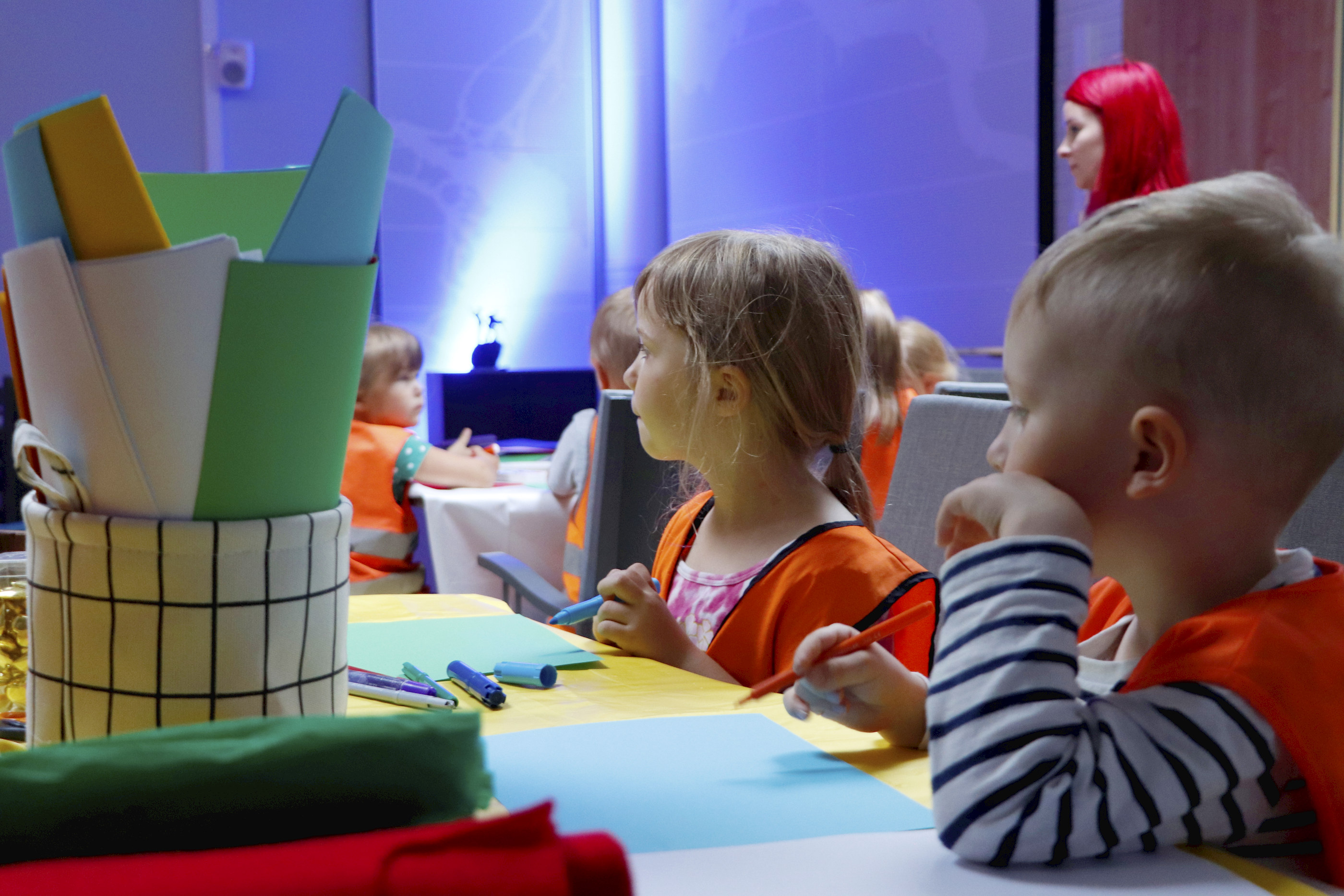 Pikku-Paavalin päiväkodin Punaturkit-ryhmän lapset askartelivat kaupungintalon Sankarityöpajassa.