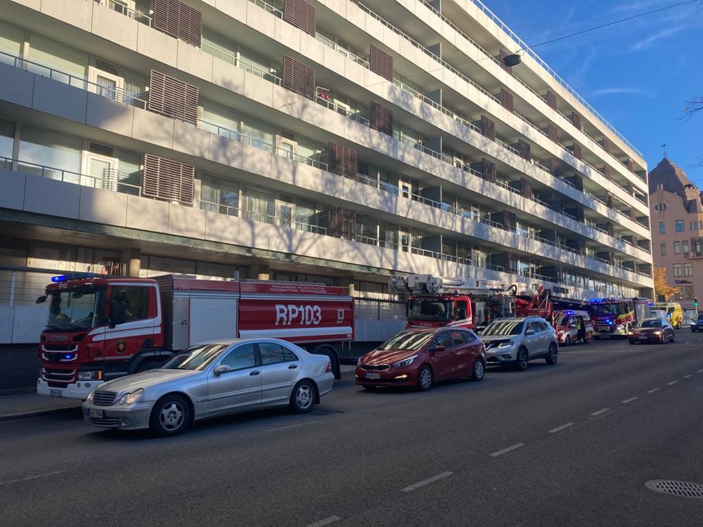 Raastuvankadulla oli useita paloautoja.
