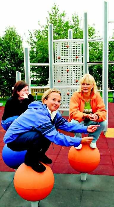 Näin sitä pitää. Kansanedustajat Anni Sinnemäki (vas.), Tuija Brax ja Janina Andersson näyttivät, että tasapainotaito on kunnossa.