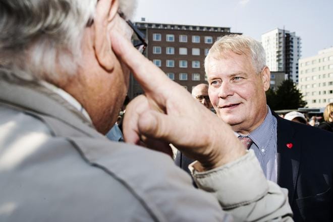 Pekka Lahdentausta keskusteli Antti Rinteen kanssa, kun sdp:n eduskuntaryhmä vieraili perjantaina Tampereen Tammelantorilla. KUVA: Silja Viitala