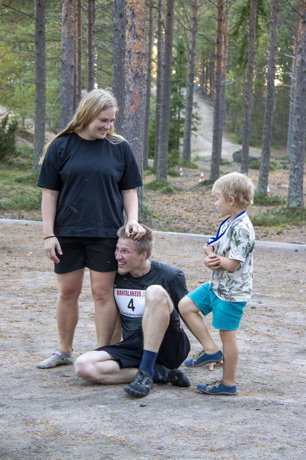 Miesten sarjassa oli kaikkiaan 16 juoksijaa. Mukana oli myös lumijokinen Hans Turpeinen. Turpeiset osallistuivat maastoihin koko perheen voimin.