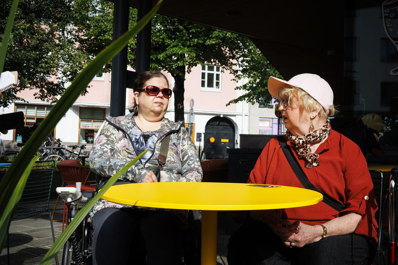 Johanna Nummela (vasemmalla) ja Vuokko Klasila kuuluvat Oulun invalidien yhdistyksen hallitukseen. Kuva Puistokahvila Makian terassilta.