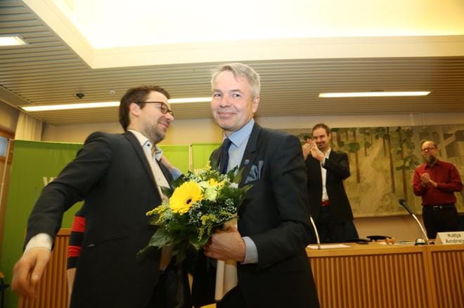 Vihreiden puheenjohtaja Ville Niinistö onnitteli Pekka Haavistoa välittömästi puoluevaltuuskunnan päätöksen jälkeen. KUVA: Markku Uhari
