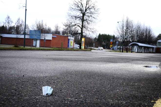 Kasvomaskin käyttöä pitää tehostaa alueellamme merkittävästi. Käytetyn maskin paikka on roskiksessa. KUVA: JOHANNA KATAJA
