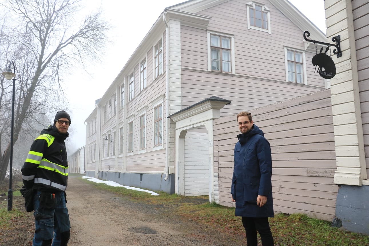 Rantakatu on PIOT- poikkitaiteellisen valofestivaalin keskeinen paikka. Valot syttyvät 6.11. Tekninen suunnittelija Lauri Lundahl ja tapahtuman vastaava tuottaja Julius Oförsagd Rantakadulla.