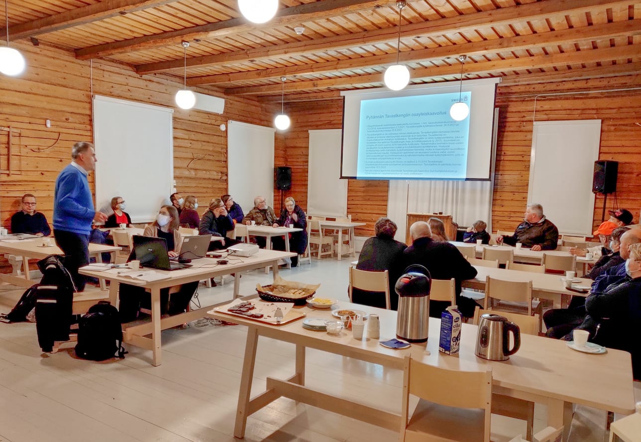 Tavastkengällä pidettyyn kyläiltaan osallistuneet saivat ajantasaista tietoa tekeillä olevasta kaavaprosessin kulusta sekä kunnan että Swecon edustajilta.