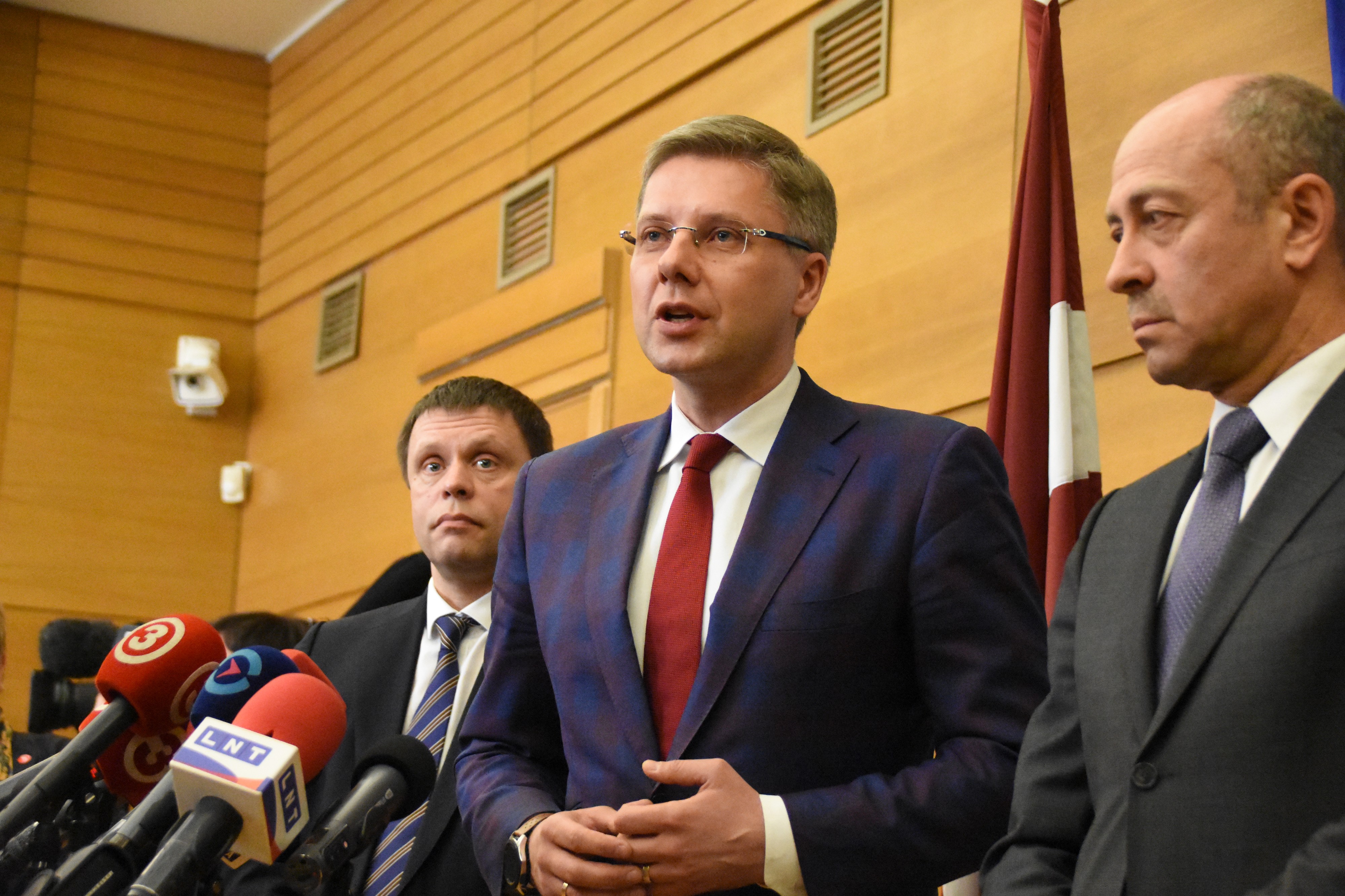 Riian pormestari Nils Ušakovs piti oman lehdistötilaisuuden välittömästi potkujen julkistamisen jälkeen. Hän sanoi, että ministerin ratkaisu on poliittisesti motivoitu. Ušakovsin rinnalla seisovat varapormestarit Vadims Baranniks (vasemmalla) ja Olegs Burovs.
