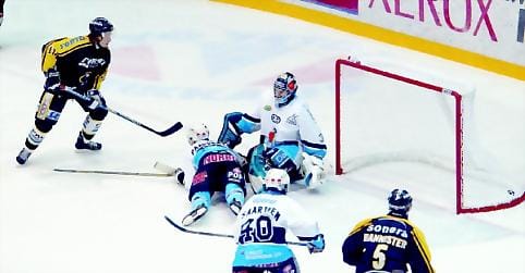 2-2-tasoitus. Kärppien Mika Pyörälä ohjasi taidokkaasti tärkeän 2-2-tasoitusmaalin ohi Pelicansvahti Mikko Rämön.