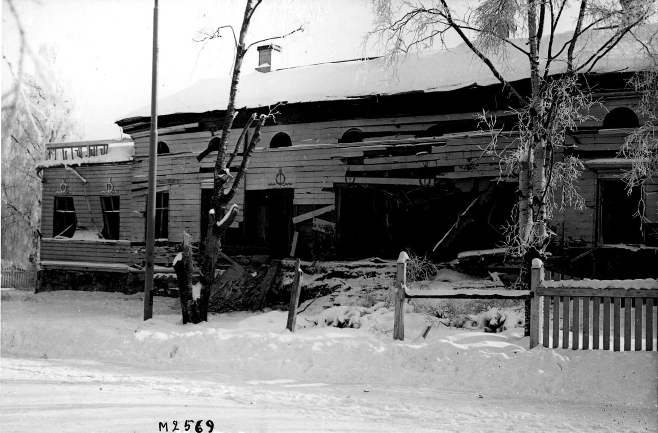 23.1.1940 otetussa kuvassa näkyy neuvostoliittolaisten pommituksen aiheuttamia tuhoja tyttölyseon puurakennuksessa.