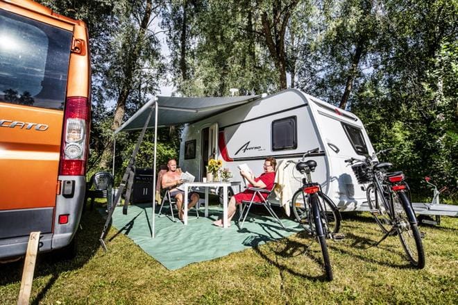Seppo ja Sinikka Savolainen saapuvat joka vuosi asuntovaununsa kanssa vakiopaikalleen leirintäalueelle. Tangomarkkinat on vietetty Sahanlammen leirintäalueella jo neljän vuoden ajan. KUVAT: KRISTA LUOMA