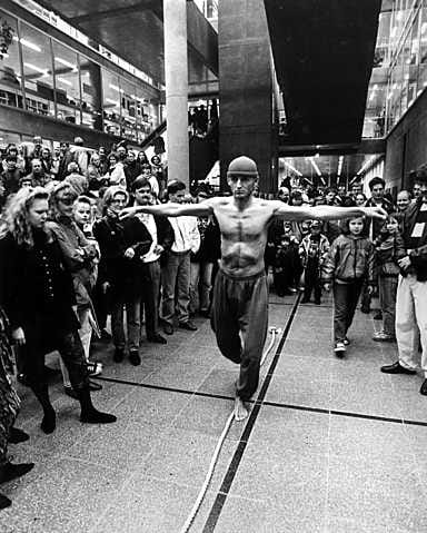 Taiteiden yö pääkirjastolla vuonna 1992.Heikki Mäntymaa esittää performanssiaan.