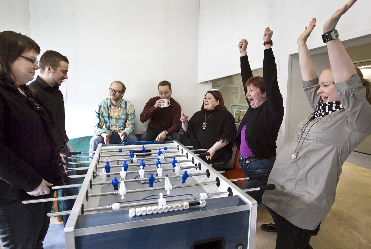 Novialaiset Heidi Piekkari ja Marika Ansamaa saivat juuri maalin. Riittaliisa Taipaleenmäen ja Markus Virtasen joukkue on kova vastus. Iikka Antinmaa, Mikko Laukka ja Saija Ikola seuraavat työkavereiden peliä.