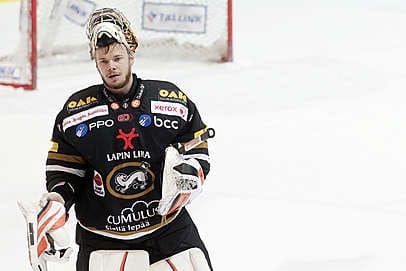 Kärppien ruotsalaismaalivahti Johan Backlund luistelee kohti vaihtoaitiota juodakseen lisää nestettä. Backlund kuuluu maalivahteihin, jotka eivät halua pitää juomapulloa vartioimansa maalin katolla.