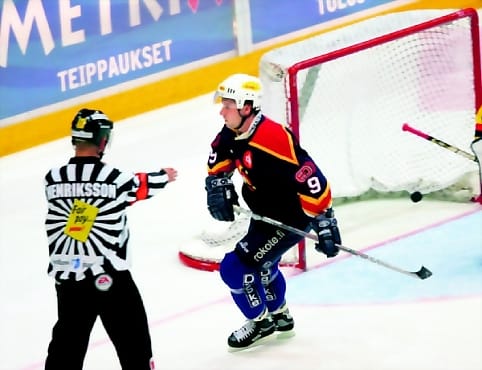 Sinne upposi. Tony Virta upotti rankkarin Kimmo Kapasen selustaan.