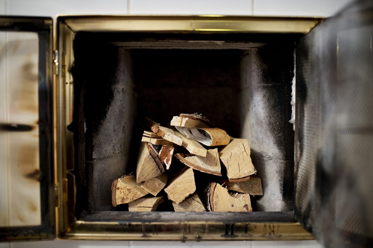 Nuohoojan latoma malli siitä, kuinka takka lämmitetään turvallisesti ja ympäristöystävällisesti. Arkistokuva.