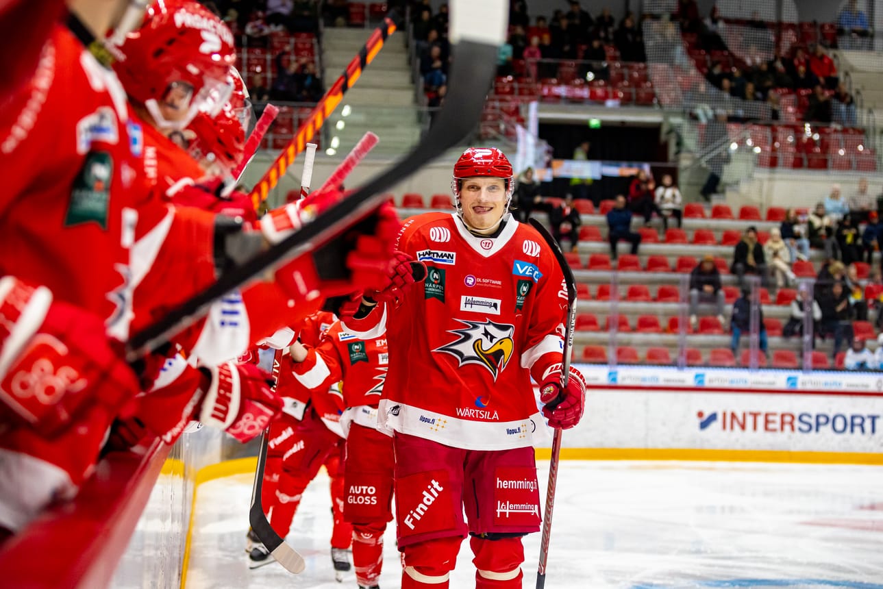 Sport juhlii Lassi Vanhatalon tasoitusmaalia.