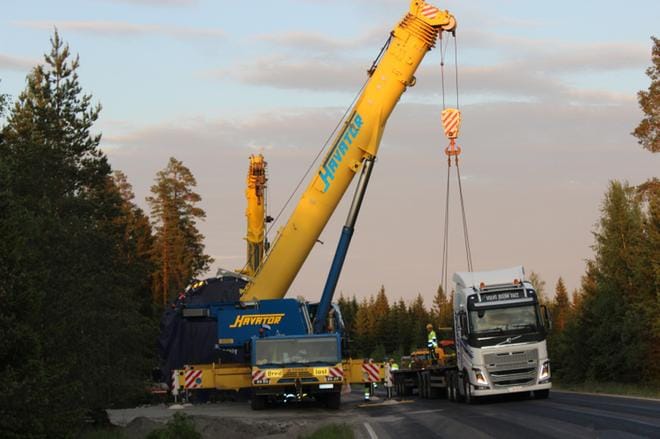 Suuret nostokoneet saapuivat paikalle ja aloittivat työt perjantaina kello 22:n maissa. KUVAT: TAUNO RIIHILUOMA