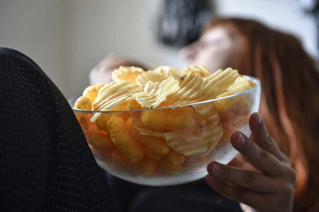 Myynnin määrä laski kaikissa pääluokissa, mutta tarkemmin tuoteryhmittäin tarkasteltuna myyntiään kasvattivat margariini ja muut kasvirasvat, perunalastut, makeiset ja suklaa. LEHTIKUVA / Emmi Korhonen