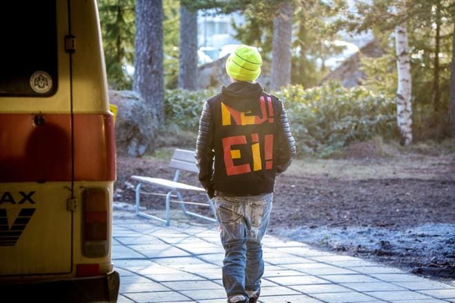 Tällä mustasaarelaisella oli tiistaina selkeä kanta kuntaliitokseen. KUVA: PAULA KASKIMAA