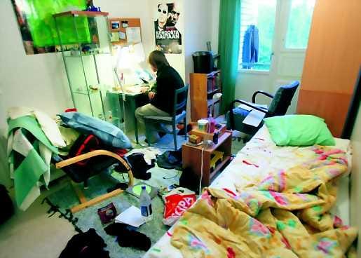 Hyrskyn myrskyn. Lapset ja nuoret siirtävät mielellään siivousta kerta toisensa jälkeen tuonnemmaksi vanhempien kehoituksista huolimatta. Oman huoneen lisäksi nuoret on hyvä velvoittaa siivoamaan vuorollaan myös kodin yleisiä tiloja. Vain sillä tavalla nuori sai todellisen kuvan normaaliin arkeen kuuluvasta siisteydestä.