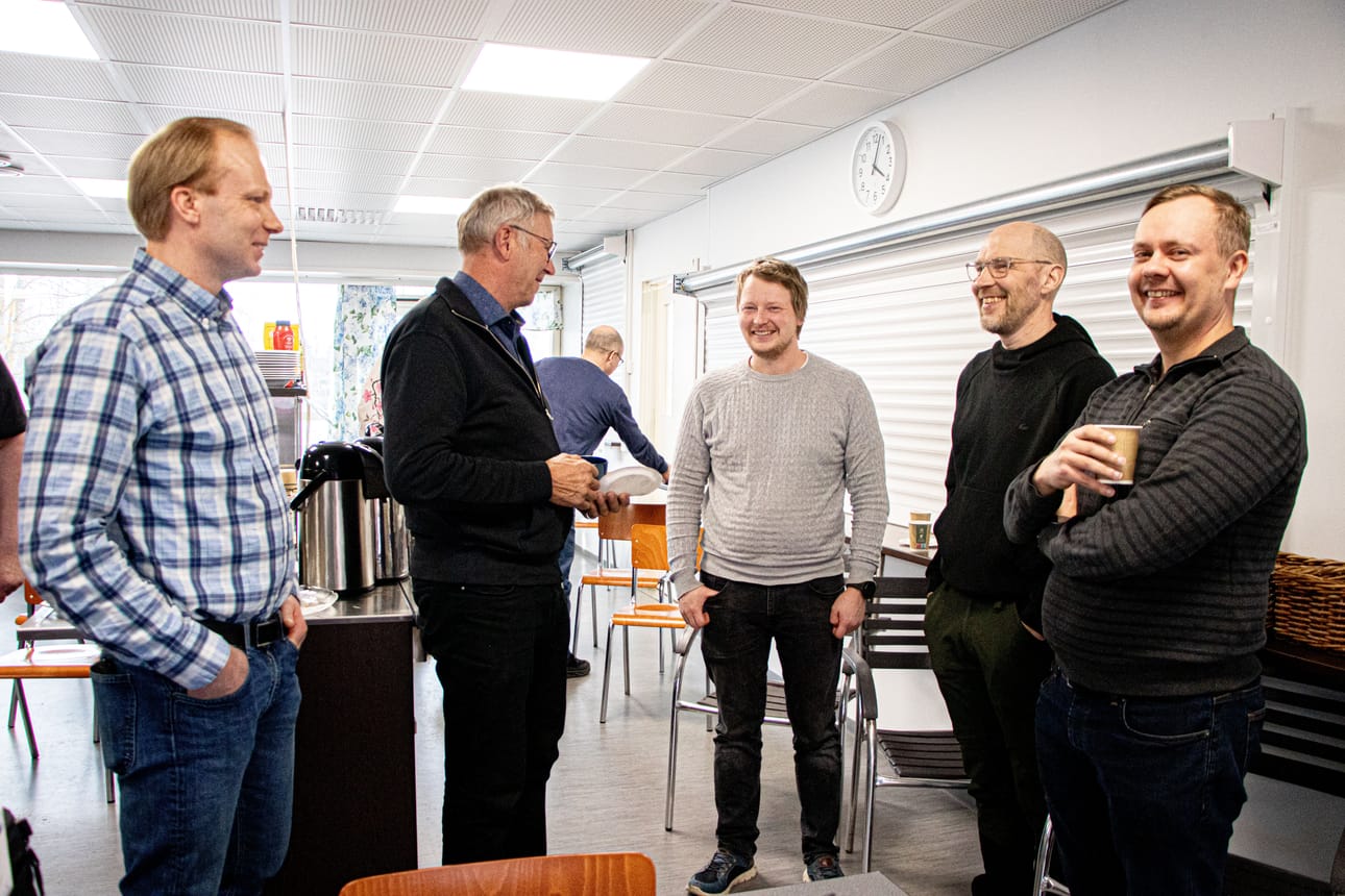 Sauli Joensuu vaihtoi ajatuksia työryhmään valittujen Jukka Karhumaan, Kalle Yrjänän, Esa Lehdon ja Sami Nivalan kanssa.