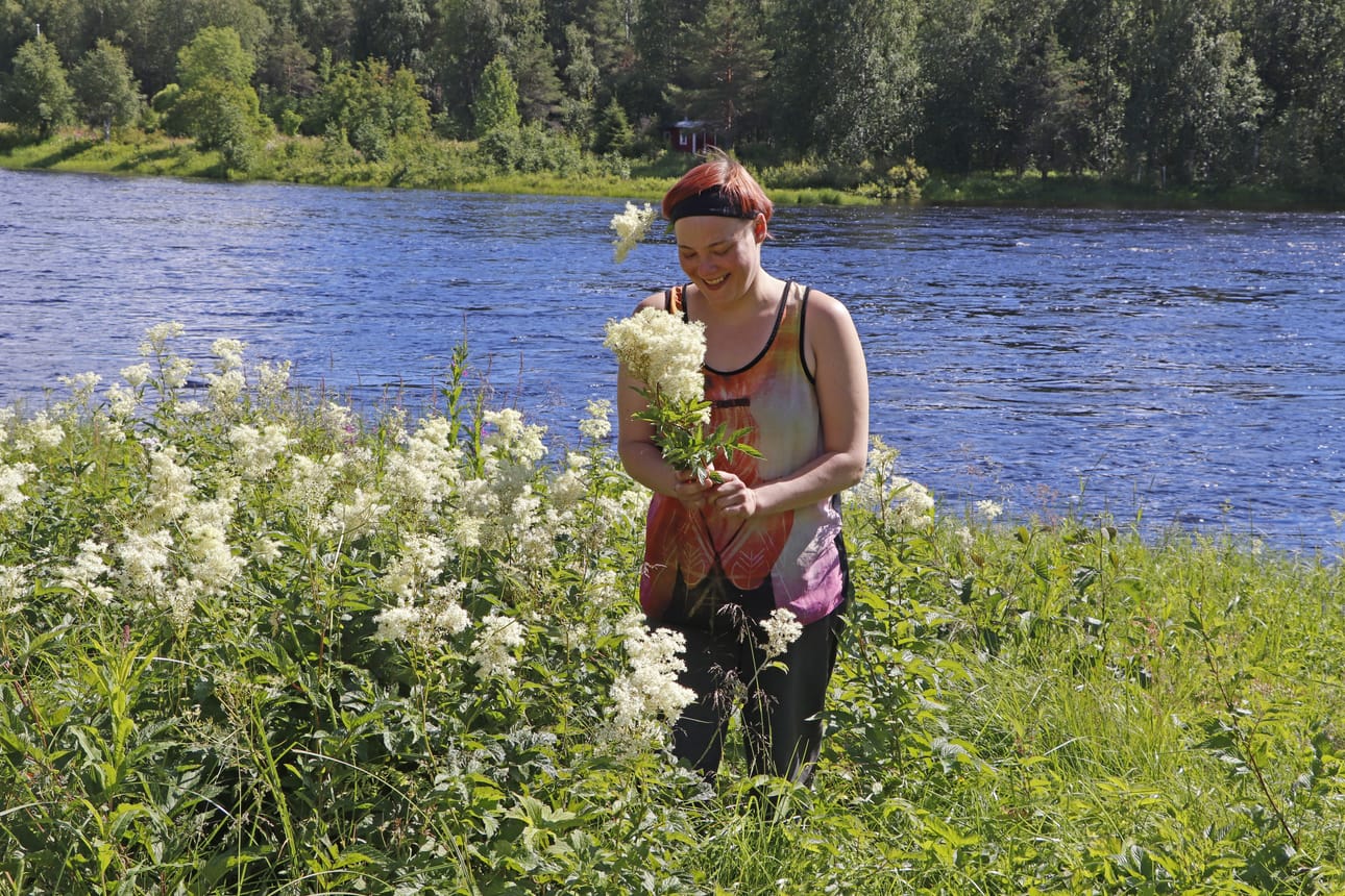 Iijoen varressa mökkeillessä sielu lepää. Vilma Lindell asuu Helsingissä, mutta kokee mökkeilyn luonnonhelmassa mukavana vaihteluna.