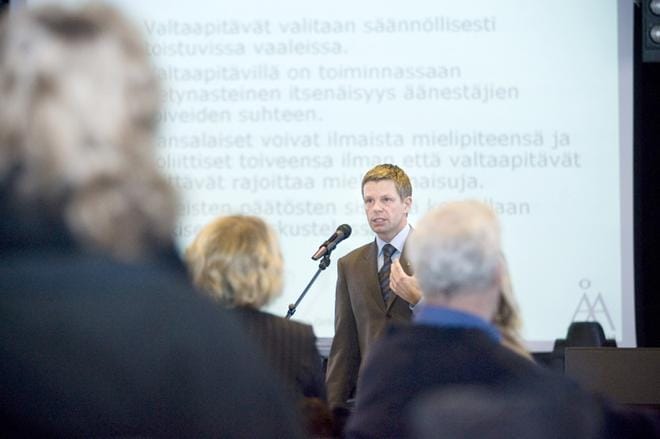 Professori Kimmo Grönlund sanoo, että demokratia edellyttää sitä, että poliittinen järjestelmä on legitiimi eli hyväksyttävän arvoinen kansalaisten silmissä. KUVA: Jori Liimatainen