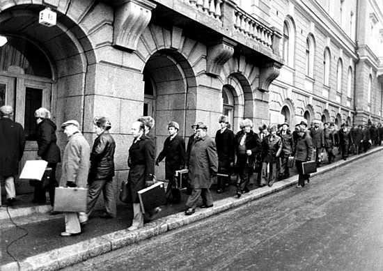 1979 Marraskuussa 1979 Kemijoen karvalakkilähetystö marssi oikeusministeriöön Christoffer Taxellin puheille.