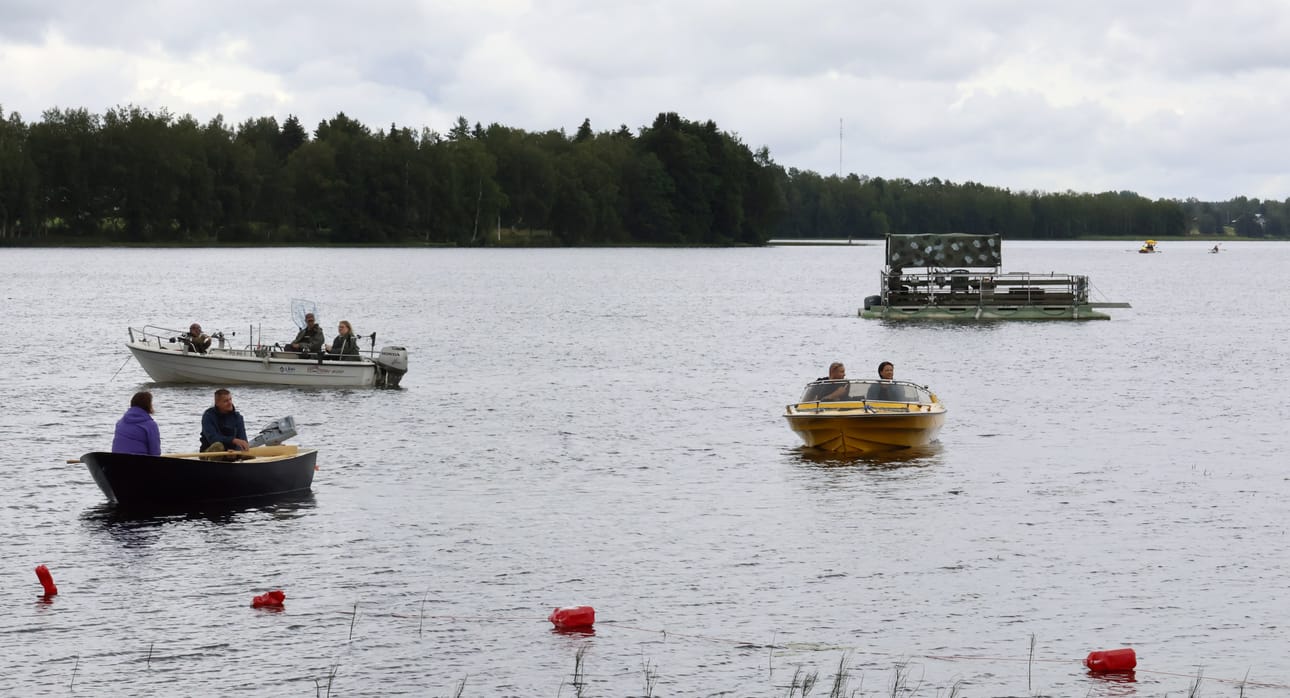Heinäkuisten rientojen ideaan kuuluu, että musiikkia voi kuunnella tukevalla maalla tai vaihtoehtoisesti vesitiiviistä aluksesta.
