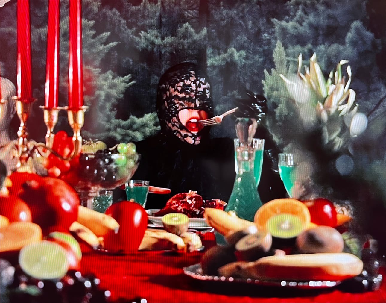 Kaarina Siltakorven Dinner Date -videoteoksen tapahtumat sijoittuvat yltäkylläisen pöydän äärelle.