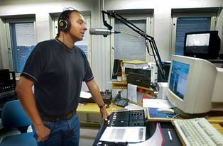 Hippi Hovi juontamassa radiolähetystä Radio Vaasassa vuonna 2000.