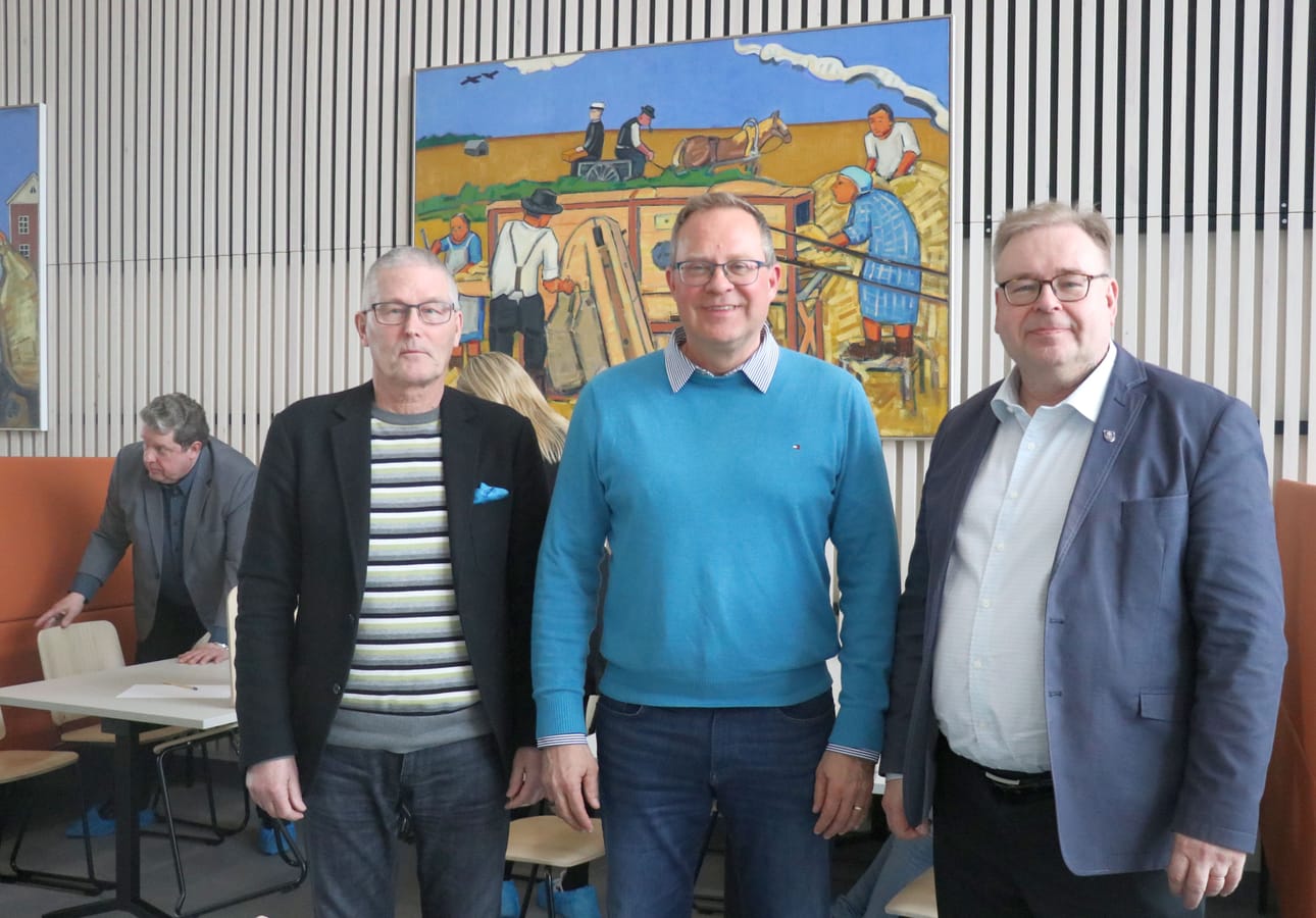 Härmän lukion rehtori Jari Salminen ja Kauhavan lukion rehtori Toni Uusimäki tuntevat Muuramen lukion kollegan Aki Puustisen (kuvassa keskellä) jo vuosien takaa. Hän vieraili Kauhavalla viime viikolla Uusimäen kutsusta puhumassa osuustoiminnasta lukiossa.