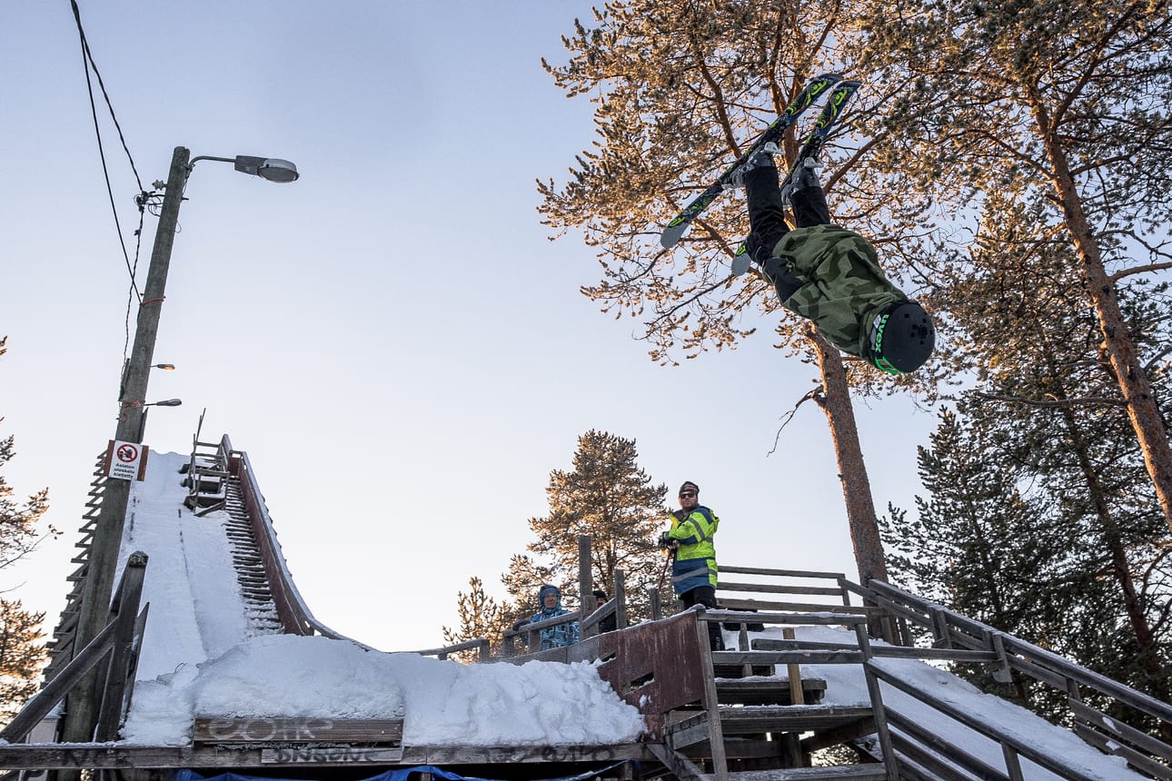 Mäkihypyssäkin kunnostautunut 11-vuotias Eetu Virkkula hallitsee myös freestylehypyt.