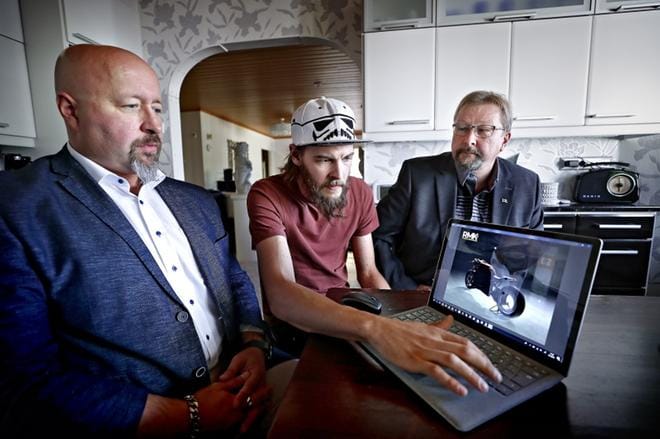 RMK Vehiclesin taustalta löytyy kolme pitkän linjan motoristia: toimitusjohtaja Juha-Pekka Rintamäki (vas.), pääsuunnittelija Teemu Saukkio sekä lakiasioista vastaava varatoimitusjohtaja Ari Viemerö. E2-moottoripyörä on huhtikuussa perustetun yrityksen ensimmäinen projekti. KUVA: TOMI KOSONEN